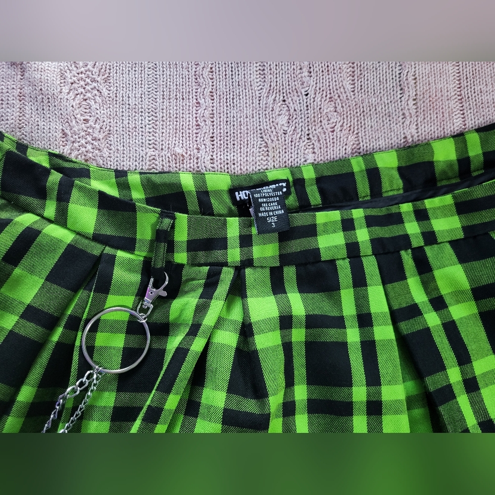 Hot Topic Plaid Green Skirt with Chain Size 3 - Picture 2 of 16